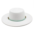 Dettaglio di cappello bianco in feltro con fascia decorativa di perline turchesi e oro - Bianco