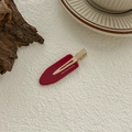 Gros plan sur la barrette bordeaux avec lettrage doré Creation France et pince métal - Barrette Sans Trace Française / Rouge Vin Barrette