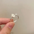 Silberner offener Ring mit Blumendesign, weißem Chalzedon und verstellbarem Band - Silber Blume Mondstein (J874)