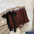 Borsa a tracolla trapuntata rosso vino con fiocco nero e catena in metallo scuro - Borgogna