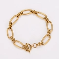 Vista macro de una pulsera de cadena chapada en oro con cierre de palanca OT clásico - Dorado
