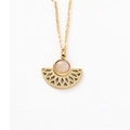 Vue détaillée du collier pendentif en éventail doré avec lignes ciselées et pierre centrale - Éventail Rose