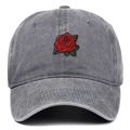 Dettaglio del ricamo a rosa rossa su un cappellino da baseball in denim grigio scuro - Grigio