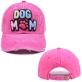 Dettaglio del cappellino rosa con ricamo DOG MOM e finiture effetto usurato vintage - Taglia Unica (58cm Regolabile) / Rosa Rosso