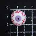 Détail macro d'un œil en résine violette de 20mm avec veines rouges sur grille noire - Diamètre 2cm / Petit Violet