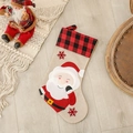 Weihnachtsstrumpf aus Leinen mit rot-kariertem Rand und Weihnachtsmann-Applikation - Weihnachtsmann