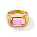 Anello largo in acciaio inossidabile dorato con zircone rosa rettangolare incastonato - US 8 / Zirconia Rosa
