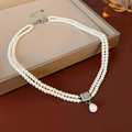 Dettaglio della collana di perle a doppio strato con ciondolo in opale e perla a goccia - Bianco (con zircone blu)