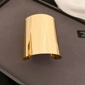 Brazalete ancho de metal dorado minimalista con un acabado de superficie de espejo - Brazalete-Dorado