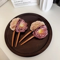 Eleganter U-förmiger Haarforke mit handgefertigten rosa und lila Stoffrosenblüten - Braunrot