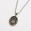 Detail eines silbernen religiösen Anhängers mit Porträt auf einer Box-Kette - Antiksilber (Mit Kette)
