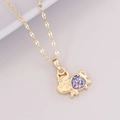 Dettaglio della collana con ciondolo bue in oro 18K con inserti colorati e piccoli cristalli - Bue (2# Bue)