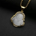 Primer plano del colgante buda bañado en oro con piedra de ojo de gato blanca y diamantes - Colgante Blanco