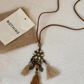 Collier bohème avec cordon ciré marron, perles en bois et franges en plumes bronzées - Fleur à Franges Marron