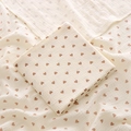 Beigefarbene Baby-Mullwindel aus Baumwolle mit braunem Herzmuster und weichem Griff - 100x100cm / Herz