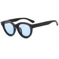 Occhiali da sole ovali retrò con spessa montura nera e lenti colorate azzurro chiaro - Montatura Nera Lenti Blu