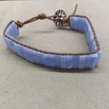 Perle quadrate blu intrecciate su cinturino in pelle marrone con chiusura floreale - Argento-Blu