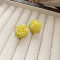 Primer plano de pendientes de bola con cuentas amarillas en soporte de terciopelo - Perno de Plata - Amarillo