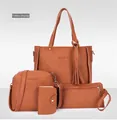 Detalle del conjunto de cuatro bolsos marrones con textura litchi y bolso tote - Juego de 4 Piezas (Incluyendo Colgante de Borla) / Amarillo