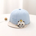 Dettaglio cappello neonato con patch panda 3D e ricamo Our pet in azzurro chiaro - 46-48cm (6 Mesi - 2 Anni) / Blu