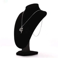 Dettaglio della collana con ciondolo a testa di lupo in argento su busto da esposizione nero - Testa di Lupo Color Acciaio + Catena da 60cm