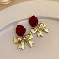 Rote beflockte Rosenohrringe mit goldenen Schleifenakzenten im eleganten Vintage-Stil - Rote Rose Beflockte Ohrstecker (2#)