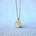 Zeskantige gouden ketting met witte schelp inlay en een hanger met hoofdletter C - Letter C