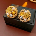Dettaglio degli orecchini vintage a fiori con perle e cristalli sulla scatola per gioielli - Oro (Perno in Argento S925)