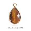 Tigerauge-Anhänger in Wassertropfenform mit Goldeinfassung und Öse auf weißem Grund - 8*12mm Doppelseitiger Schnitt / Tigerauge-Goldrand