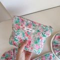 Détail de la pochette en coton fleuri avec étiquette simple wish et fermeture - Petit Sac à Cosmétiques