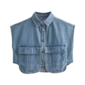 Detalle de chaleco vaquero azul claro con cuello de solapa y botones metálicos de plata - S / Azul Real