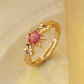 Verstellbarer Goldring mit rosa Opal-Blüte und Sonnenmotiv-Detailansicht - KC Gold Sonnenblume Rosa Lila
