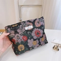 Detail einer dunkelgrauen Brokat-Kosmetiktasche mit Vintage-Blumenmuster und Reißverschluss - Schwarz Mit Kontrastierenden Blumen