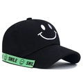 Gorra de béisbol negra con bordado de sonrisa y cinta verde neón con texto SMILE - Ajustable / Negro