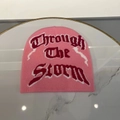 Detail der rosa Strickmütze mit gotischem 'Through The Storm' Text auf einer Marmorplatte - M (56-58cm) / Hellrosa