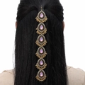 Catena per capelli boho dorata con cristalli rosa su capelli neri vista da dietro - Rosa