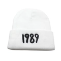 Berretto in maglia bianco con ricamo 1989 nero sul risvolto, design minimalista - Taglia unica / Bianco