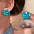 Dettaglio degli orecchini a grappolo con perle di cristallo blu in design sferico - Orecchini a Bottone a Grappolo con Sfera di Cristallo Blu (39#)