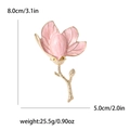 Broche de flor de magnolia en esmalte rosa y dorado con medidas en fondo blanco - Rosa