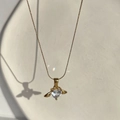 Gouden engelenvleugel ketting met hartvormige zirkoon hanger op wit plateau - 40+5cm / Goud
