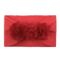 Detalle de tres flores de gasa roja en una diadema de nailon suave para bebé - Rojo
