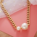 Collana a catena cubana placcata oro 18k con elegante ciondolo a due perle bianche - Collana Dorata (D706)
