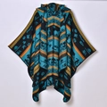 Ethno-Strickponcho mit Kapuze, blauen und orangen Tiermustern auf schwarzem Grund - 135x155cm / Seeblau