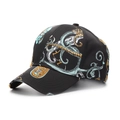 Detailaufnahme einer modischen schwarzen Baseballkappe mit goldenen Barock-Seilmustern - Schwarz