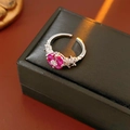 Primer plano de anillo ajustable de flor con gemas rosas en caja de cuero negro - Estilo abierto ajustable / Rosa Rojo