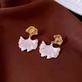 Vue détaillée des boucles d'oreilles ginkgo avec texture dorée et pierre blanche - Boucles d'oreilles feuille de ginkgo / Tige en Argent Sterling 925 - Or-Rose