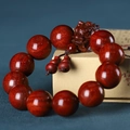 Bracelet en bois de santal poli avec perle de dragon sur une boîte à bijoux en kraft - Santal Violet de Zambie (20200604)