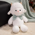 Simpatico agnello di peluche bianco con pelliccia riccia, piccole corna marroni e fiocco blu - Agnello / 30cm