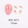 Nahaufnahme goldener Schleifen-Nagelkunst mit rosa Strasssteinen, Größe 7x4mm - Runder Stein Zentrum Schleife (A674)