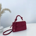 Elegante bolso bandolera de ante burdeos con asa de nudo decorativa y detalles dorados - Burdeos